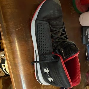 Men’s basketball shoes